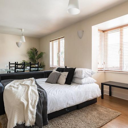 Spacious 2Br Flat - 2 Free Parking Spaces - Near Lgw Airport Crawley  Exteriör bild
