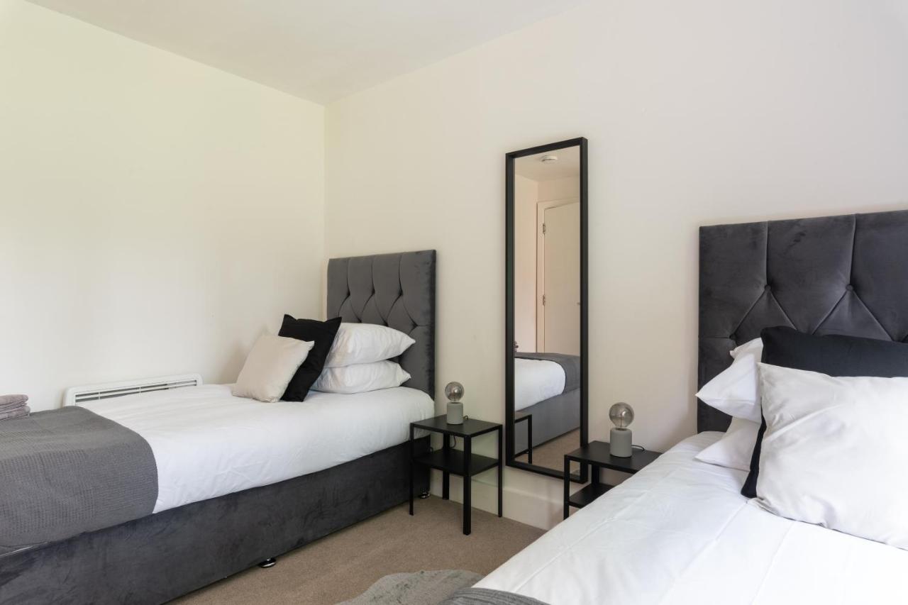 Spacious 2Br Flat - 2 Free Parking Spaces - Near Lgw Airport Crawley  Exteriör bild