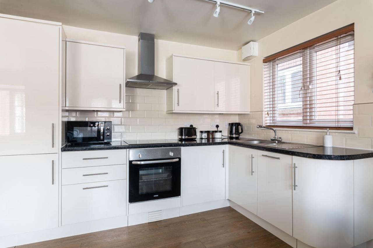 Spacious 2Br Flat - 2 Free Parking Spaces - Near Lgw Airport Crawley  Exteriör bild