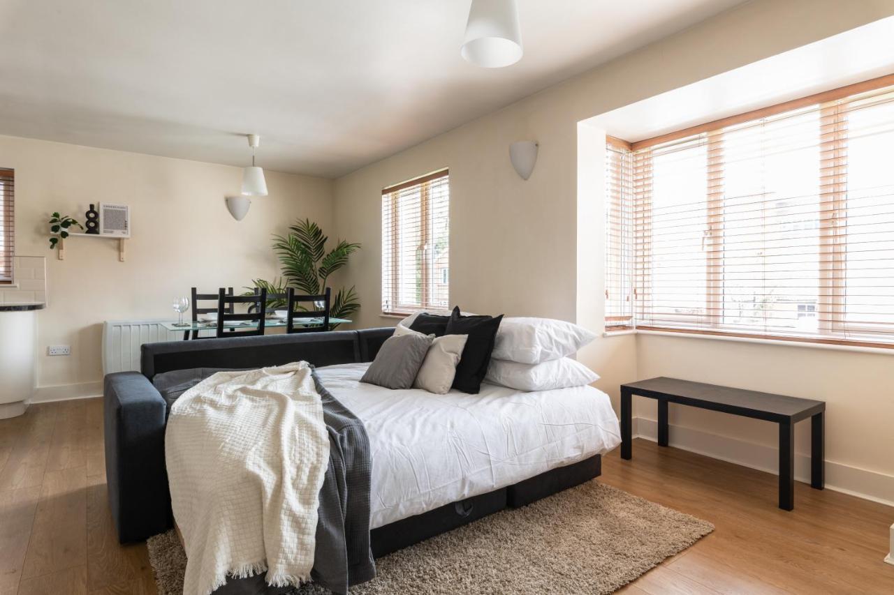 Spacious 2Br Flat - 2 Free Parking Spaces - Near Lgw Airport Crawley  Exteriör bild