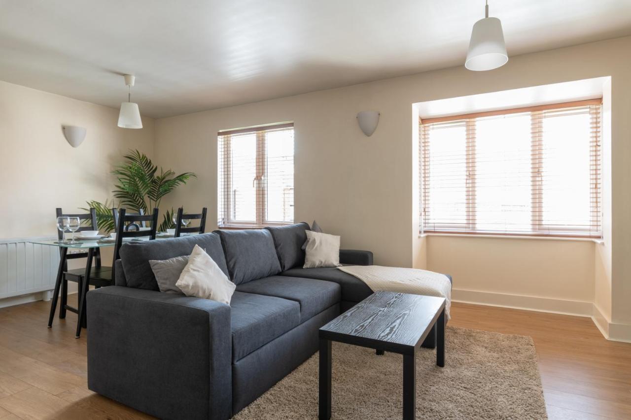 Spacious 2Br Flat - 2 Free Parking Spaces - Near Lgw Airport Crawley  Exteriör bild