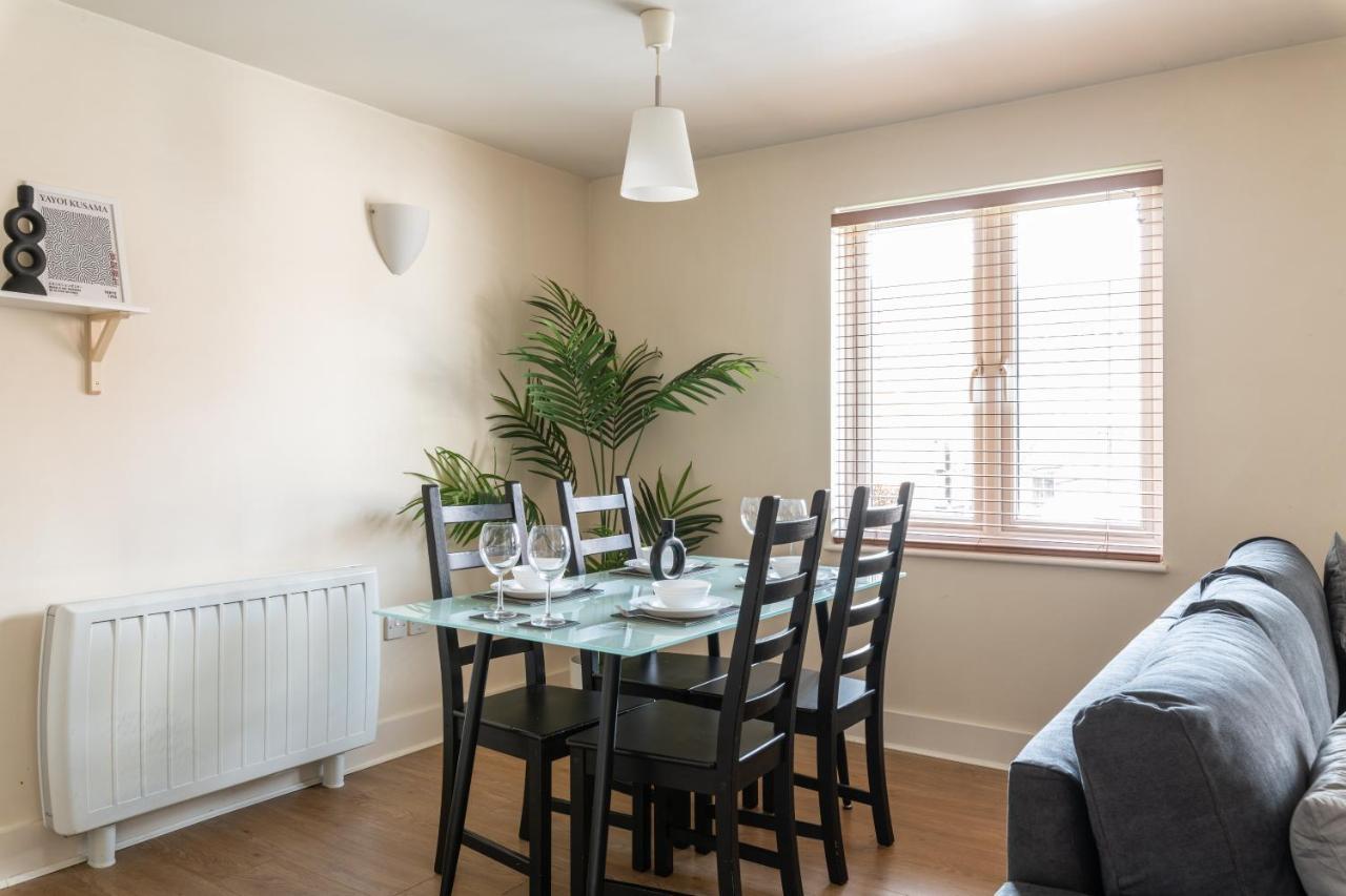 Spacious 2Br Flat - 2 Free Parking Spaces - Near Lgw Airport Crawley  Exteriör bild