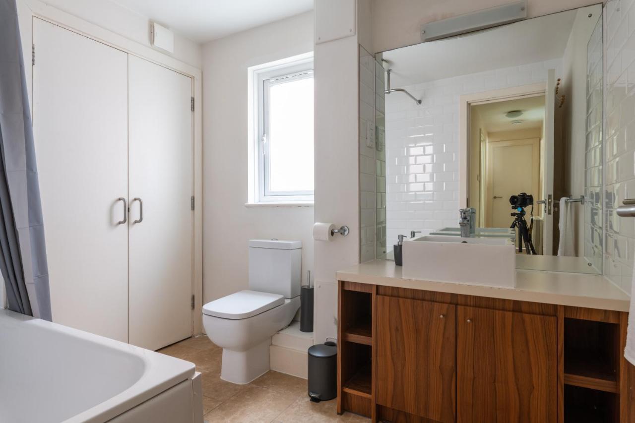 Spacious 2Br Flat - 2 Free Parking Spaces - Near Lgw Airport Crawley  Exteriör bild