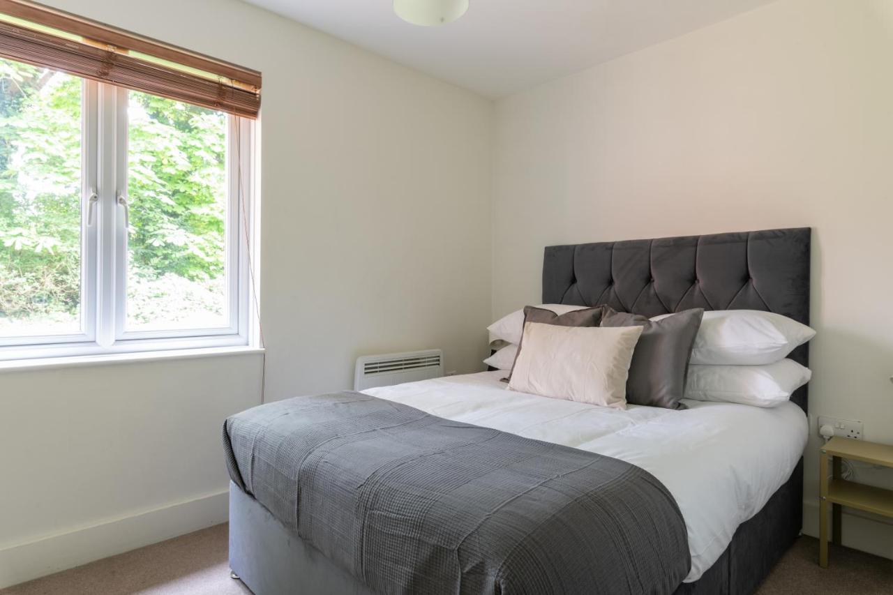 Spacious 2Br Flat - 2 Free Parking Spaces - Near Lgw Airport Crawley  Exteriör bild