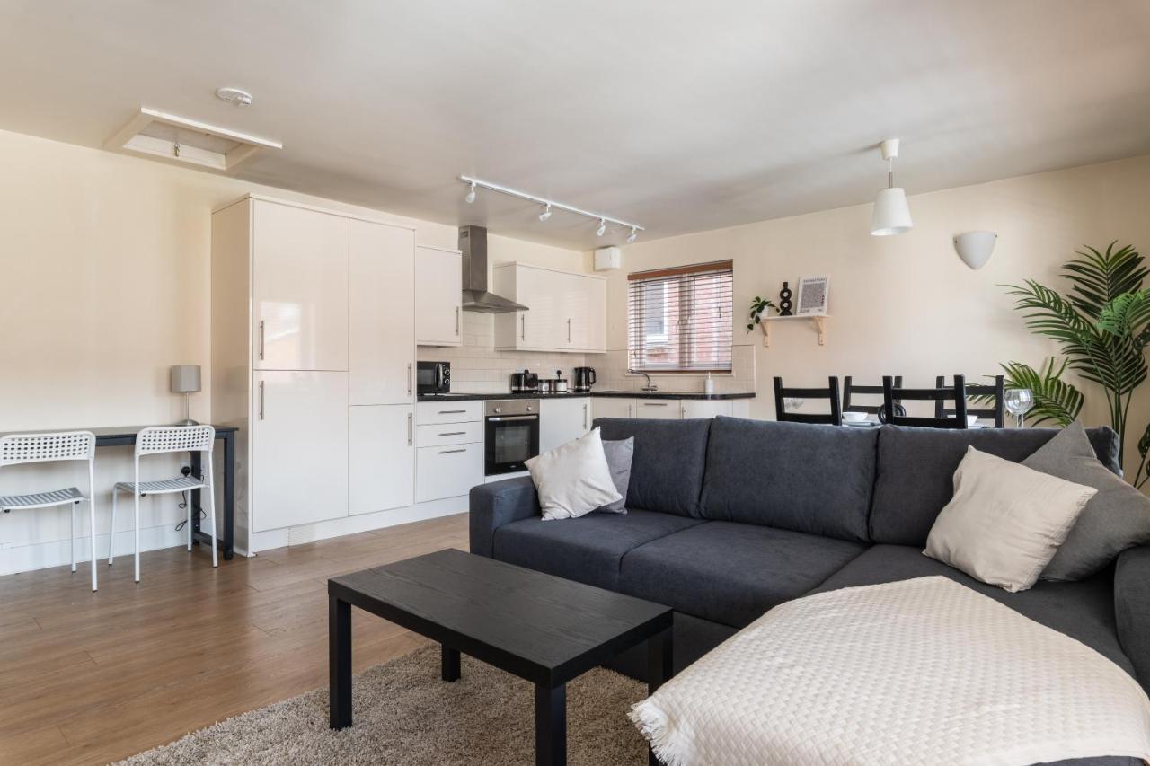 Spacious 2Br Flat - 2 Free Parking Spaces - Near Lgw Airport Crawley  Exteriör bild