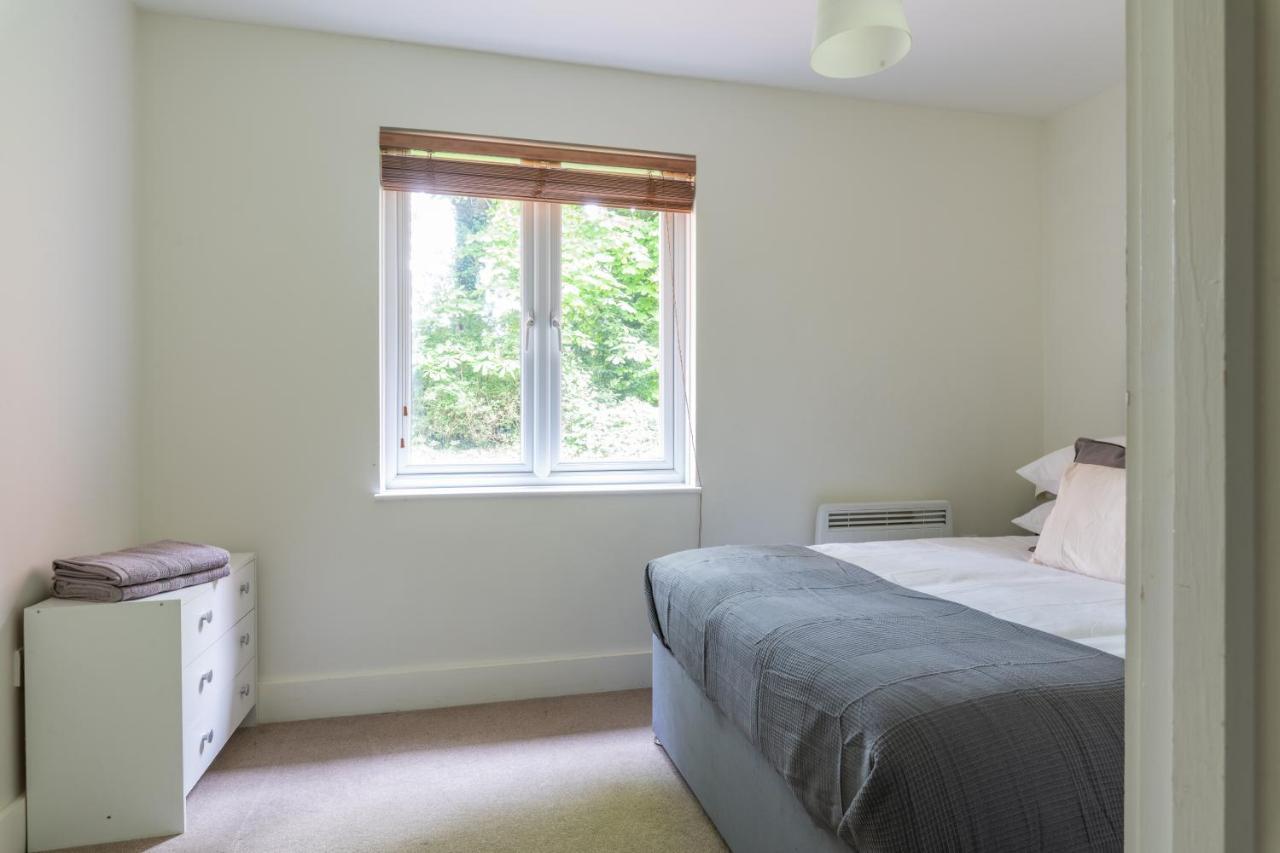 Spacious 2Br Flat - 2 Free Parking Spaces - Near Lgw Airport Crawley  Exteriör bild